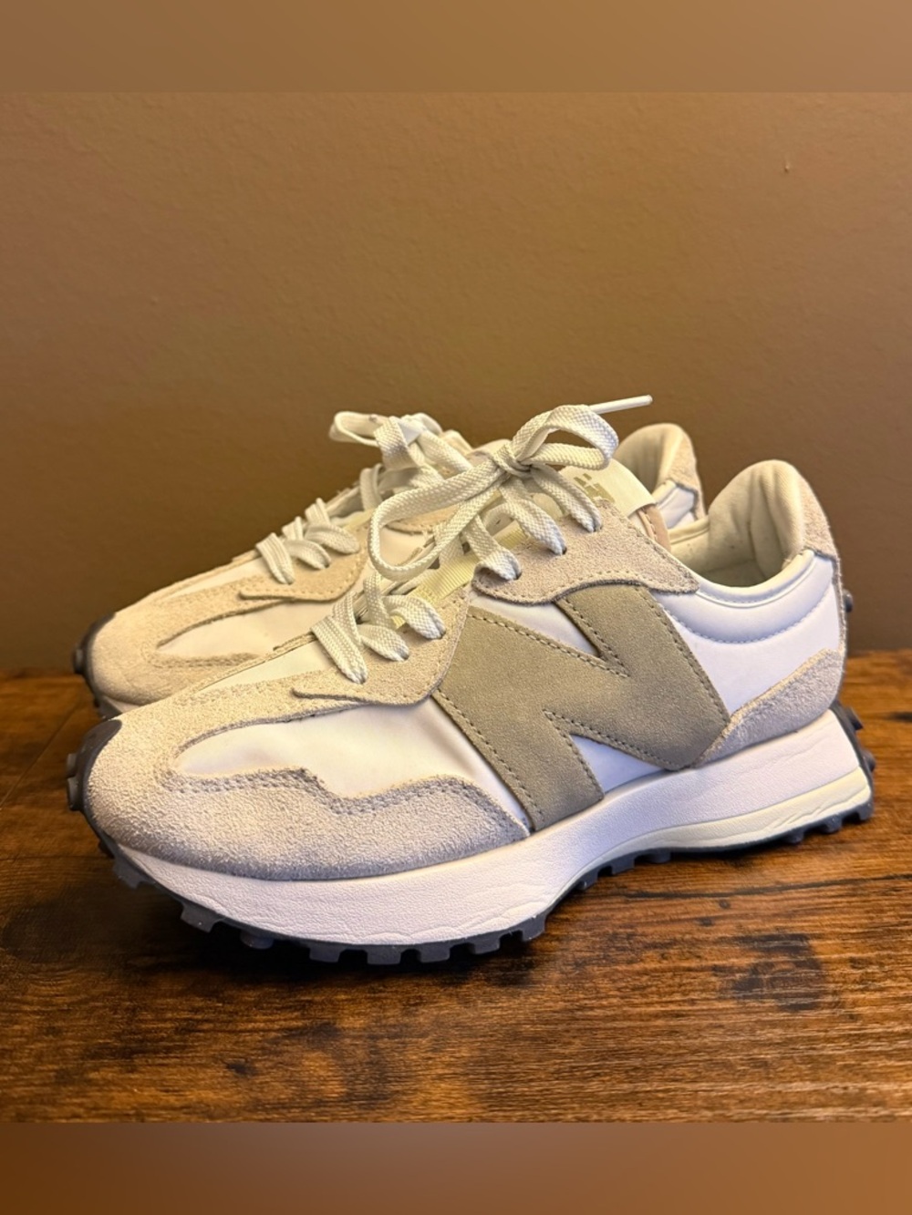 New Balance 327 Sneakers
